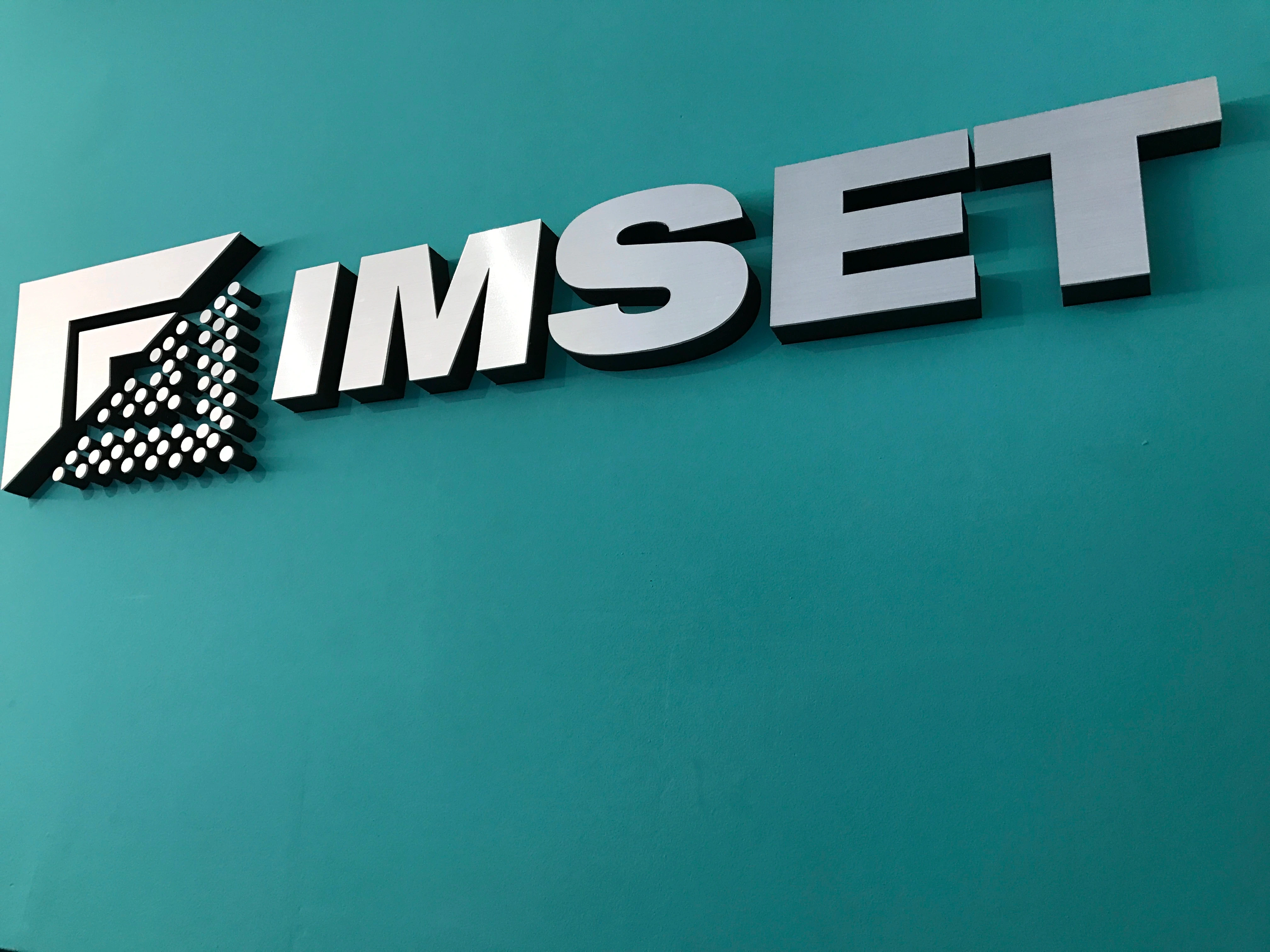 Foto Real de Oficina de Imset apuntando al Logo